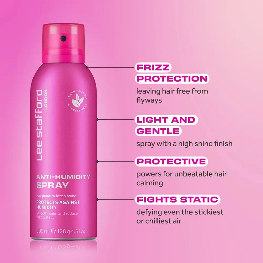 Rosa Sprühflasche 'Lee Stafford Anti-Humidity Spray' mit Text. Vegan- und tierversuchsfrei-Logo. Text: Frizz-Schutz, leicht, sanft, schützend, statisch.