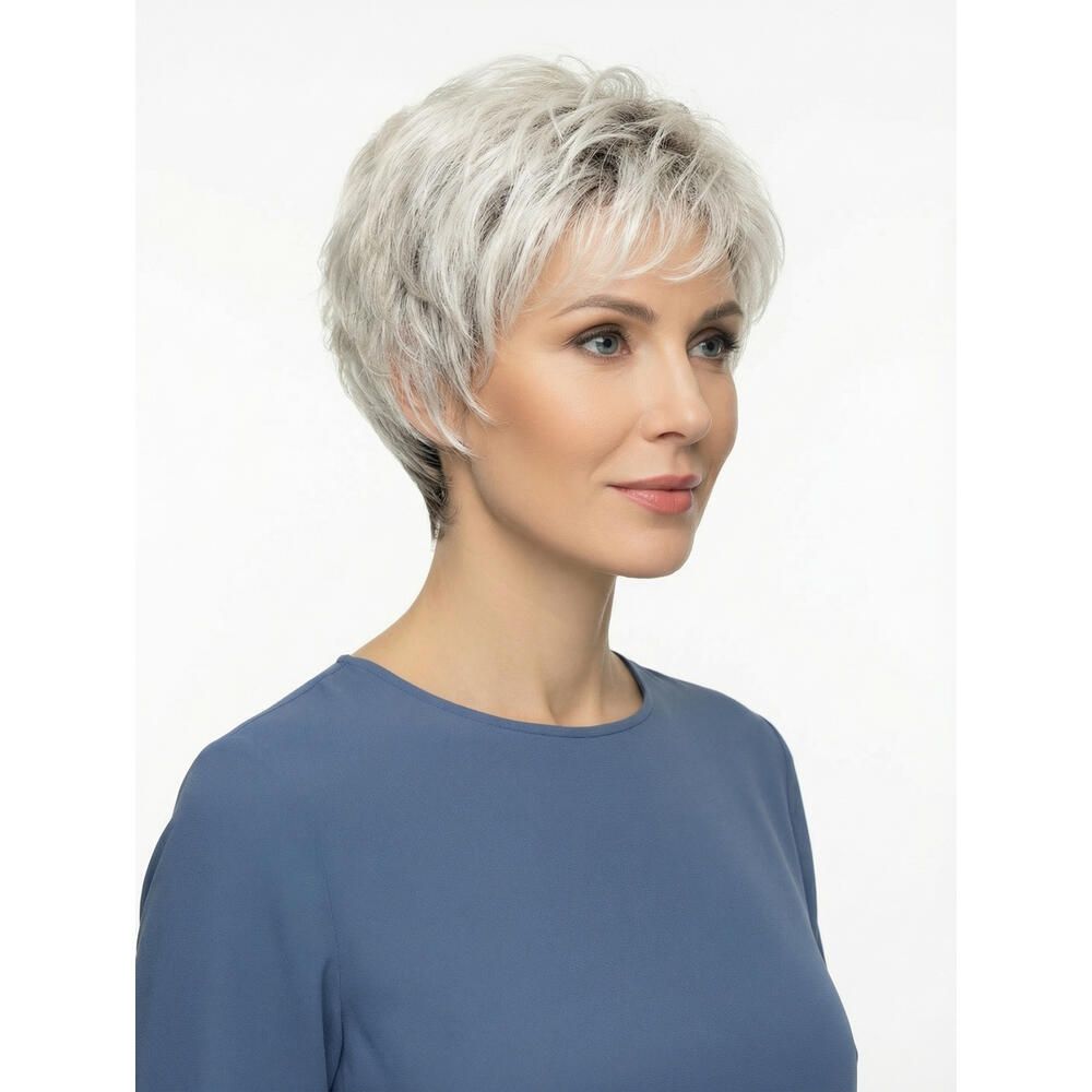 Kurzhaarperücke, graues Haar, Pony. Frau mit blauem Oberteil, Seitenansicht.