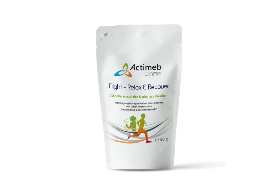 Weißer Beutel mit Actimeb-Logo und Aufschrift Night - Relax & Recover. Abbildung zweier Läufer. 50 g.