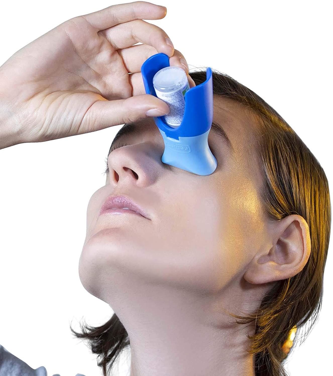Person verwendet blaues Hilfsmittel für Augentropfen am Auge.