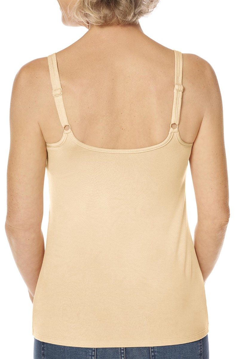 Beiges Top von hinten. Verstellbare Träger. Frau trägt das Top mit Jeans.