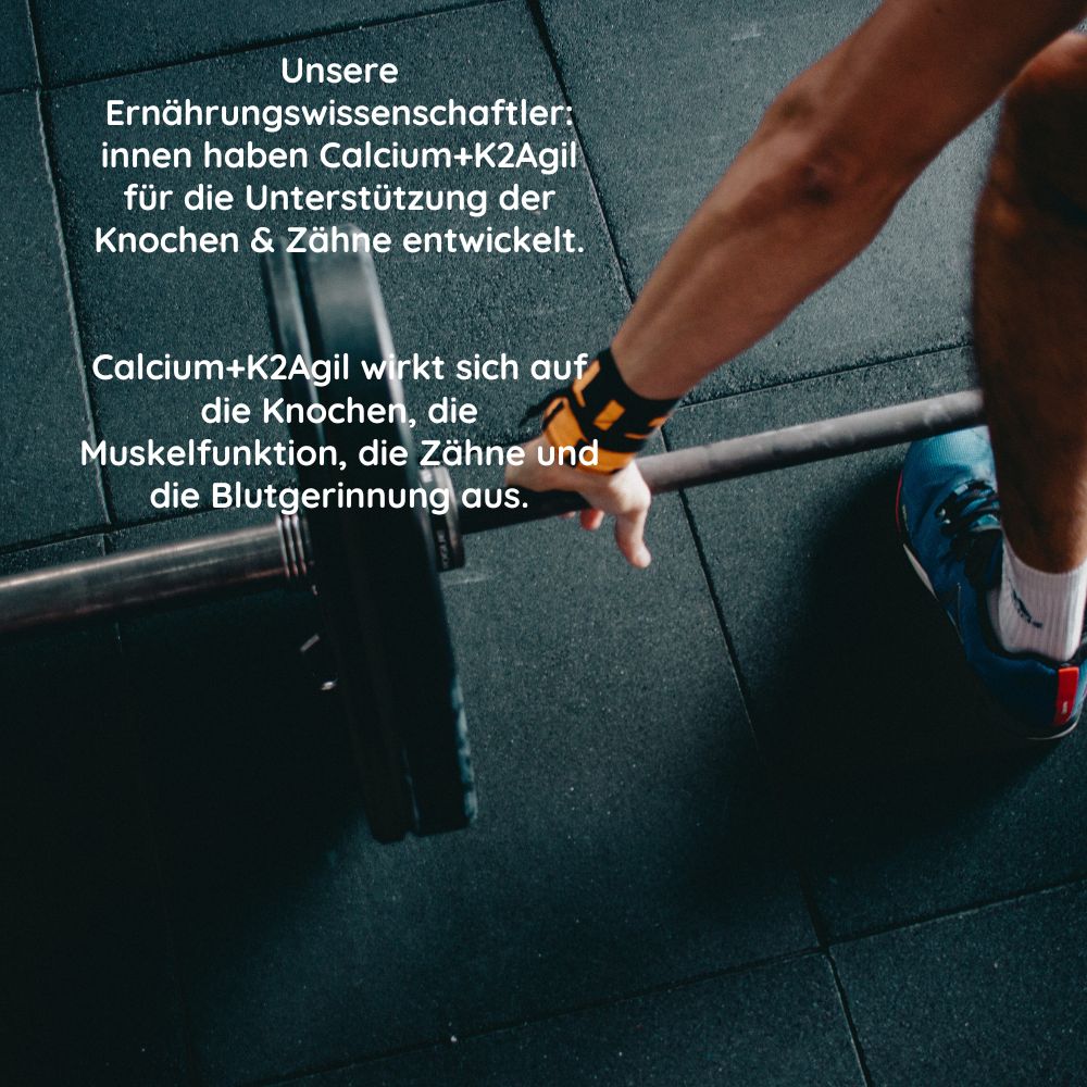Person hebt Langhantel. Text: "Calcium+K2Agil für die Unterstützung der Knochen & Zähne".