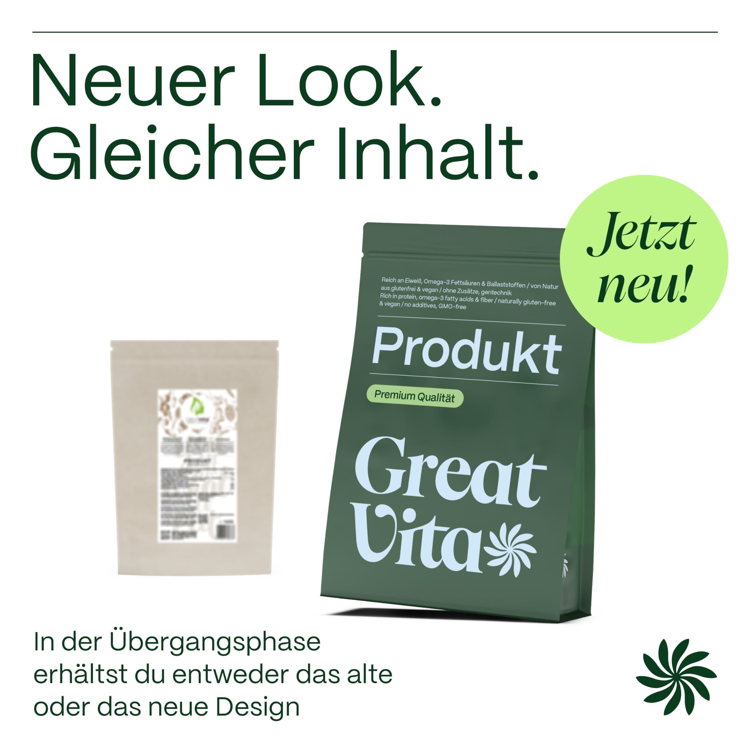 Zwei Beutel mit Vitamin C Pulver. Ein Beutel ist grün mit 'Great Vita' Logo, der andere ist beige.