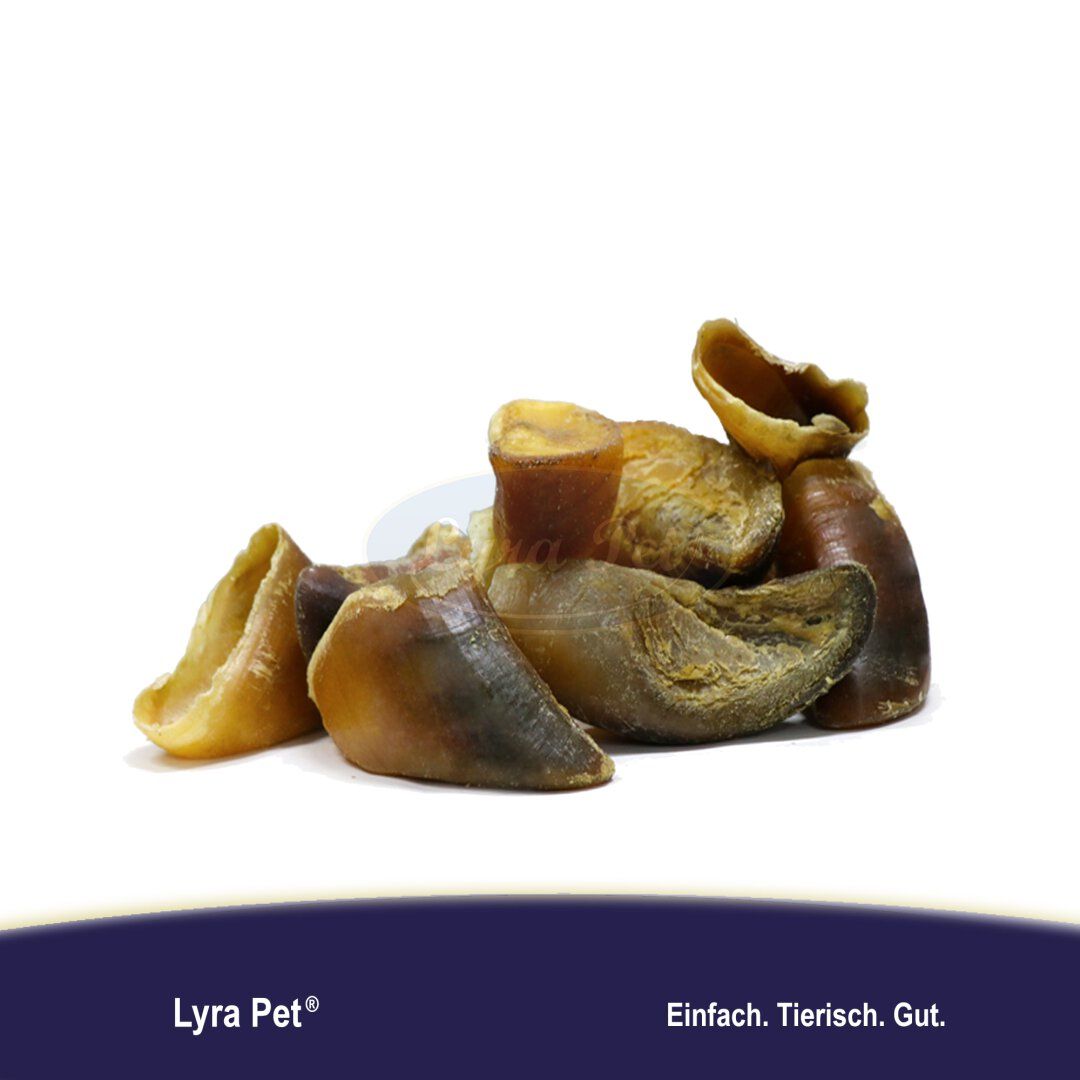 Mehrere Rinderhufe. Produktname: Lyra Pet. Text: Einfach. Tierisch. Gut.