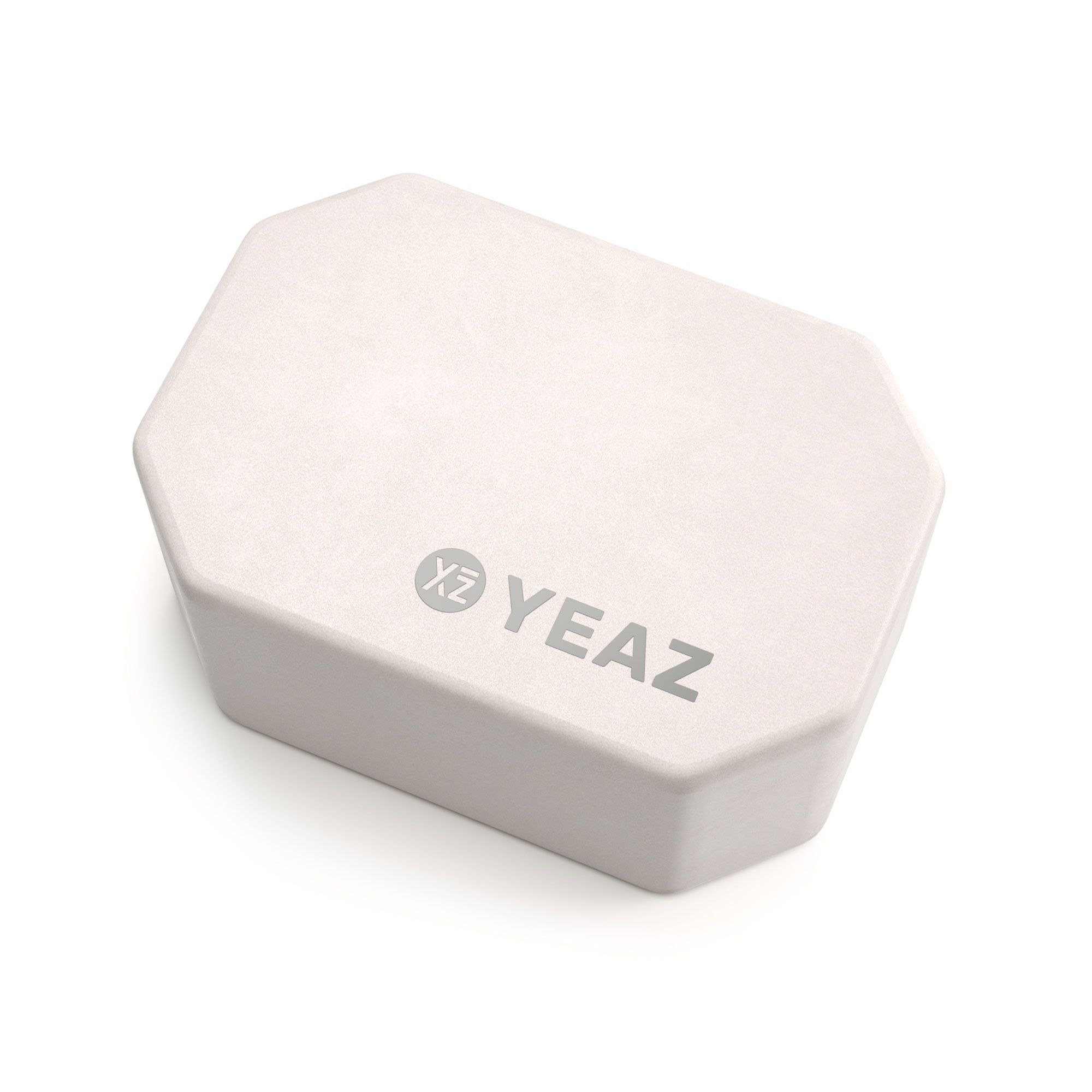 Weißer Yoga-Block mit achteckiger Form. Grauer YEAZ-Schriftzug und Logo.