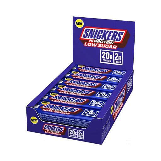 Karton mit Snickers Low Sugar Proteinriegeln. "Snickers"-Logo, "Hi Protein Low Sugar" und Nährwertangaben. Einzelne Riegel sichtbar.