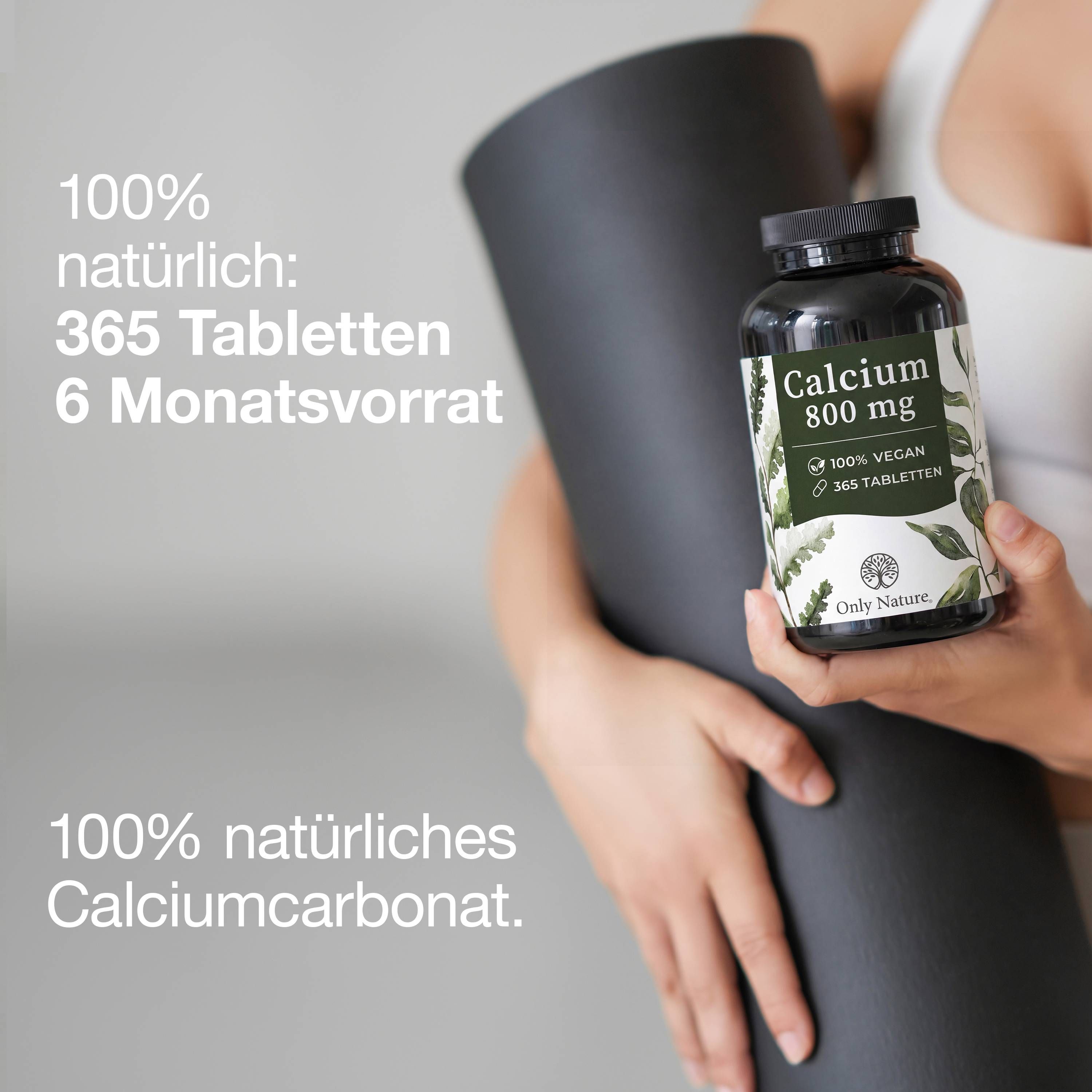 Frau hält Flasche Only Nature Calcium 800 mg, 365 Tabletten. "100% natürlich", "6 Monatsvorrat".