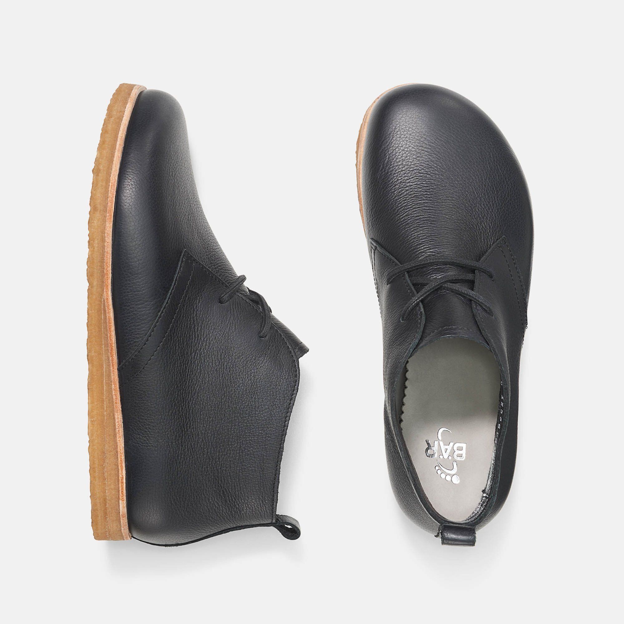 Schwarze Stiefeletten mit heller Sohle. Obermaterial Leder, Sohle hellbraun. Blick von oben auf die Schuhe. Marke BÄR.