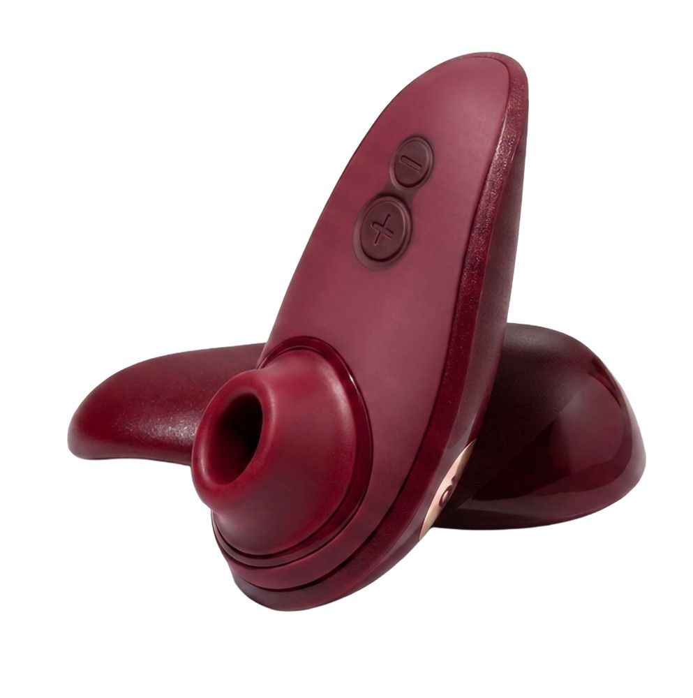 Set mit Sexspielzeug: Vibrator, Massageöl, Feuchttücher, Karten und ein Ring.