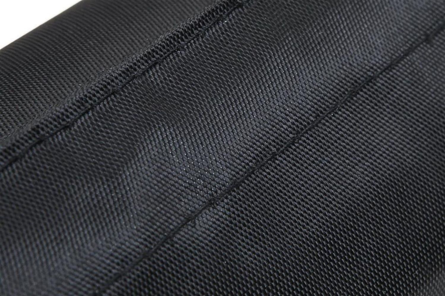 Nahaufnahme der schwarzen Oberfläche eines Nackenpolsters. Sichtbare Nähte.