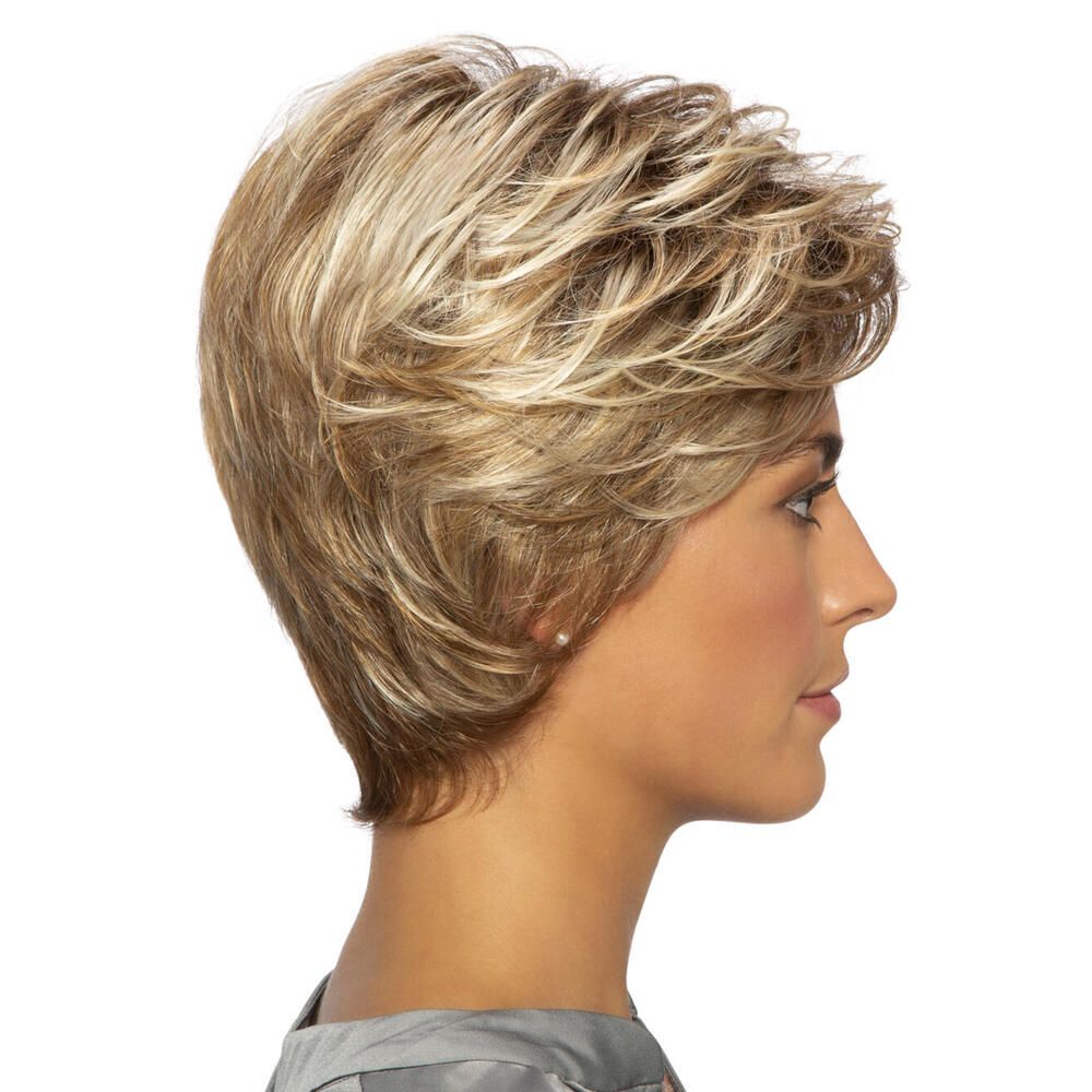 Perücke Lilo von Lofty. Kurze, blonde Kunsthaarperücke mit Pony. Seitenansicht einer Frau.