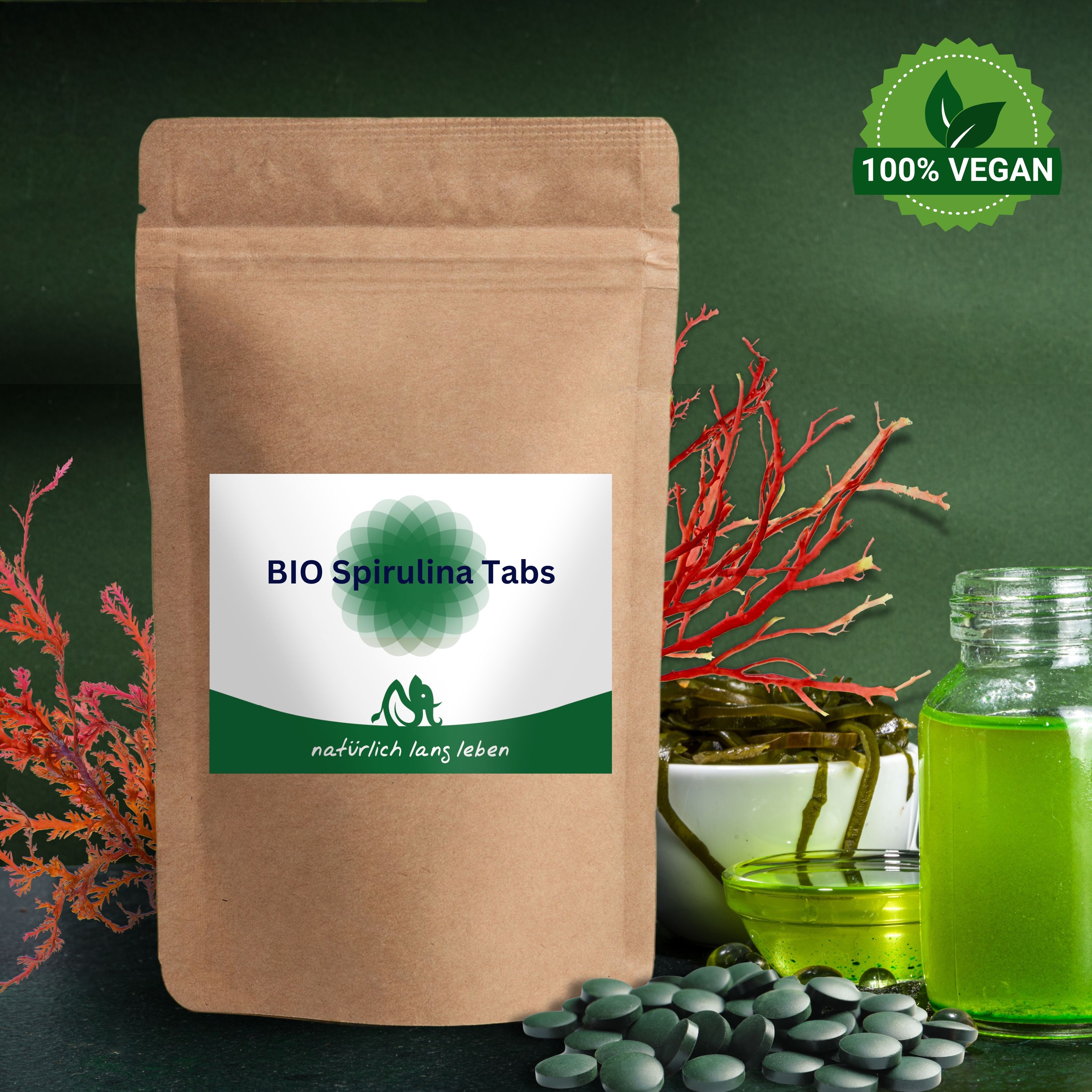 Beutel mit weißem Etikett. Aufschrift: BIO Spirulina Tabs. Darunter: natürlich lang leben. 100% Vegan-Siegel.