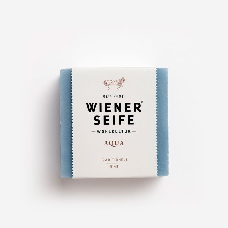 Seife, blau, mit weißer Papierbanderole. Aufschrift: Wiener Seife Aqua N°49, Traditionell.
