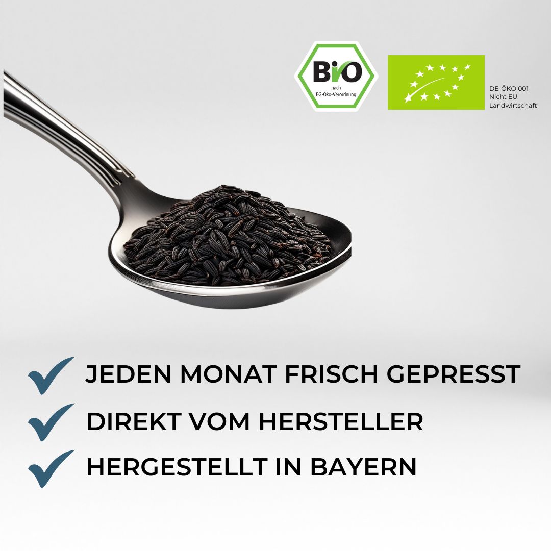 Löffel mit Schwarzkümmelsamen. Text: Frisch gepresst, direkt vom Hersteller, hergestellt in Bayern. Bio-Siegel.
