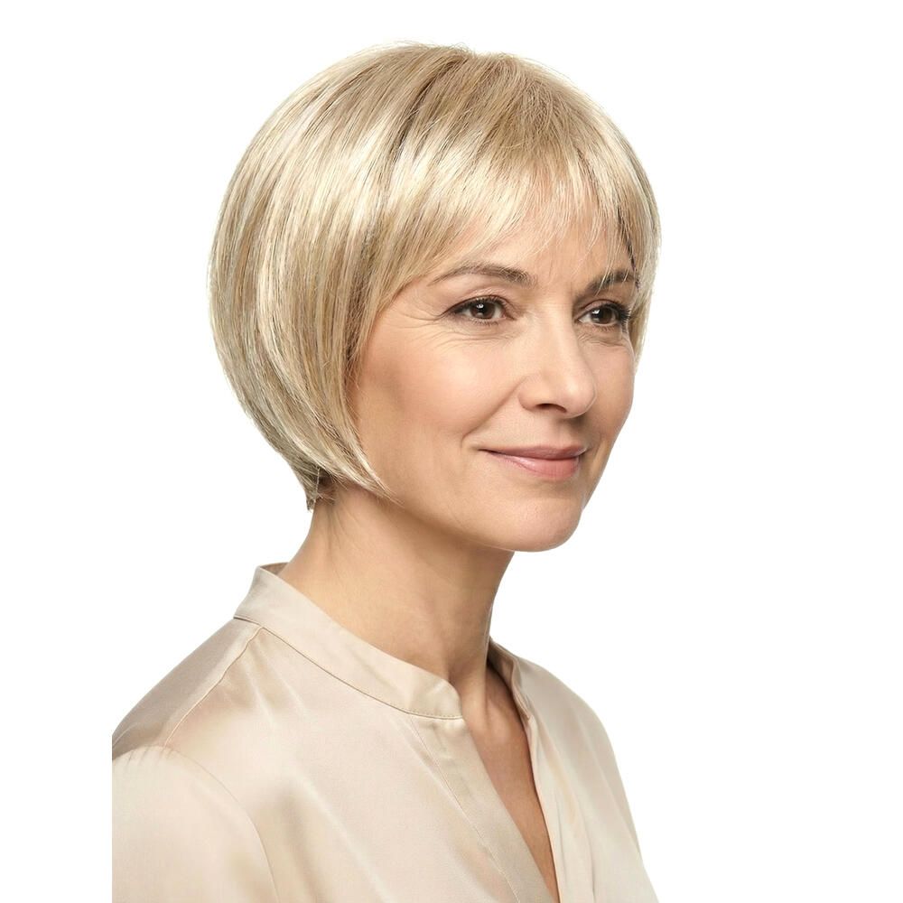 Perücke Victoria, blond, mit Pony. Frau mit Perücke, Frontansicht. Kurzes, gestuftes Haar.