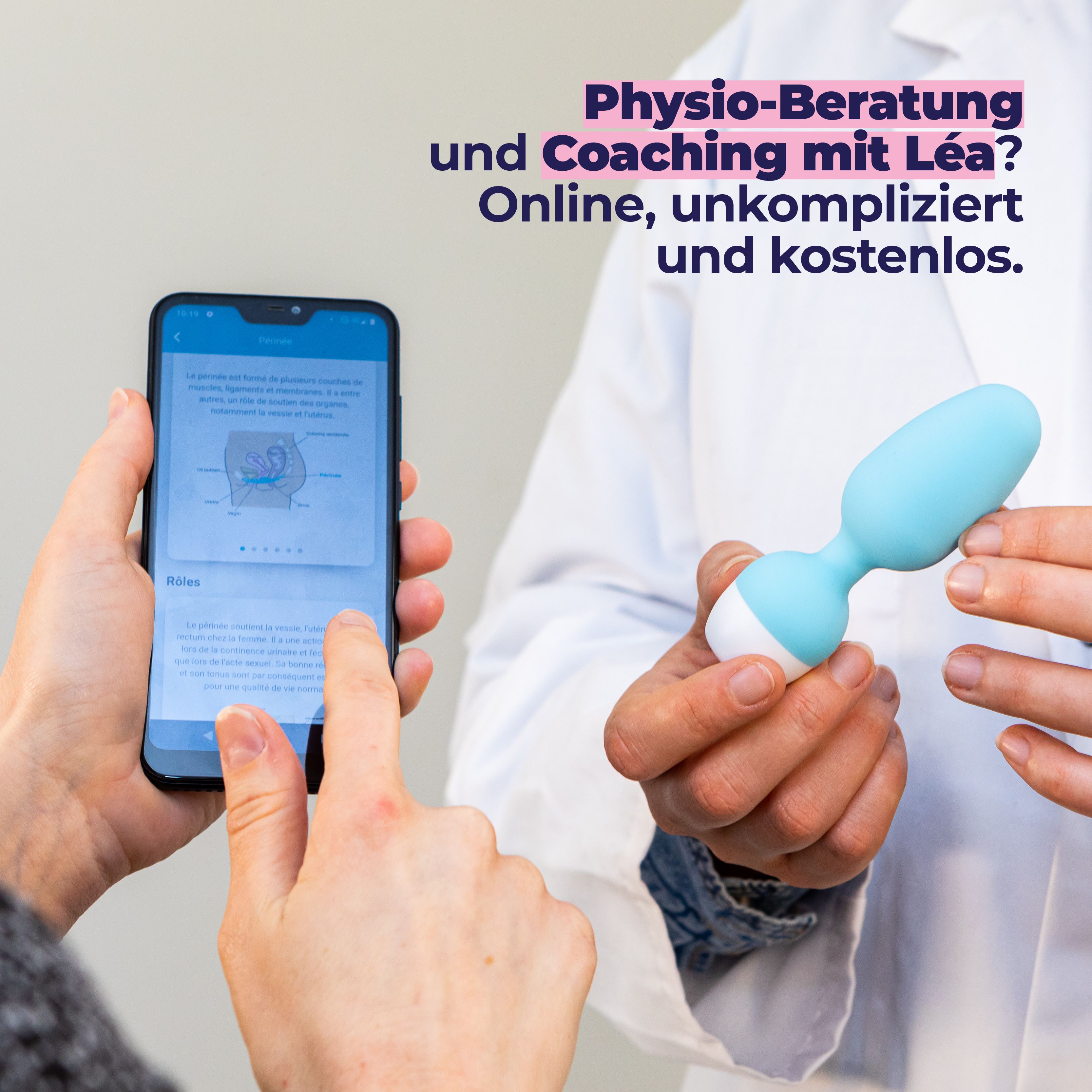 Person hält Smartphone und Beckenbodentrainer. Auf dem Smartphone ist eine App-Anzeige zu sehen.