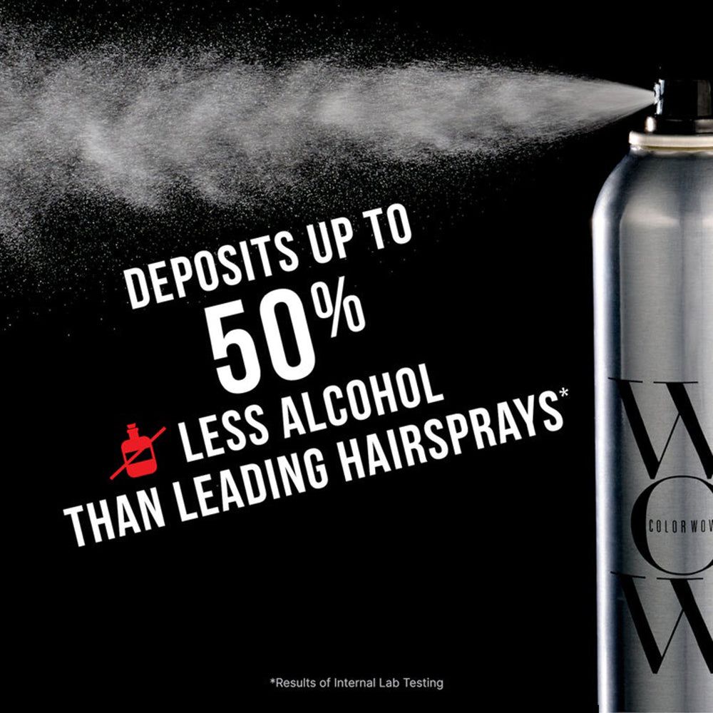 Silberne Haarspraydose sprüht feinen Nebel. Text: "DEPOSITS UP TO 50% LESS ALCOHOL THAN LEADING HAIRSPRAYS".