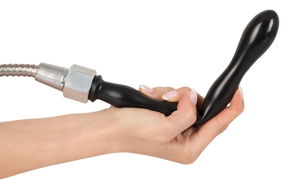 Hand hält schwarzen Aufsatz mit wellenförmigem Griff und Duschschlauch.