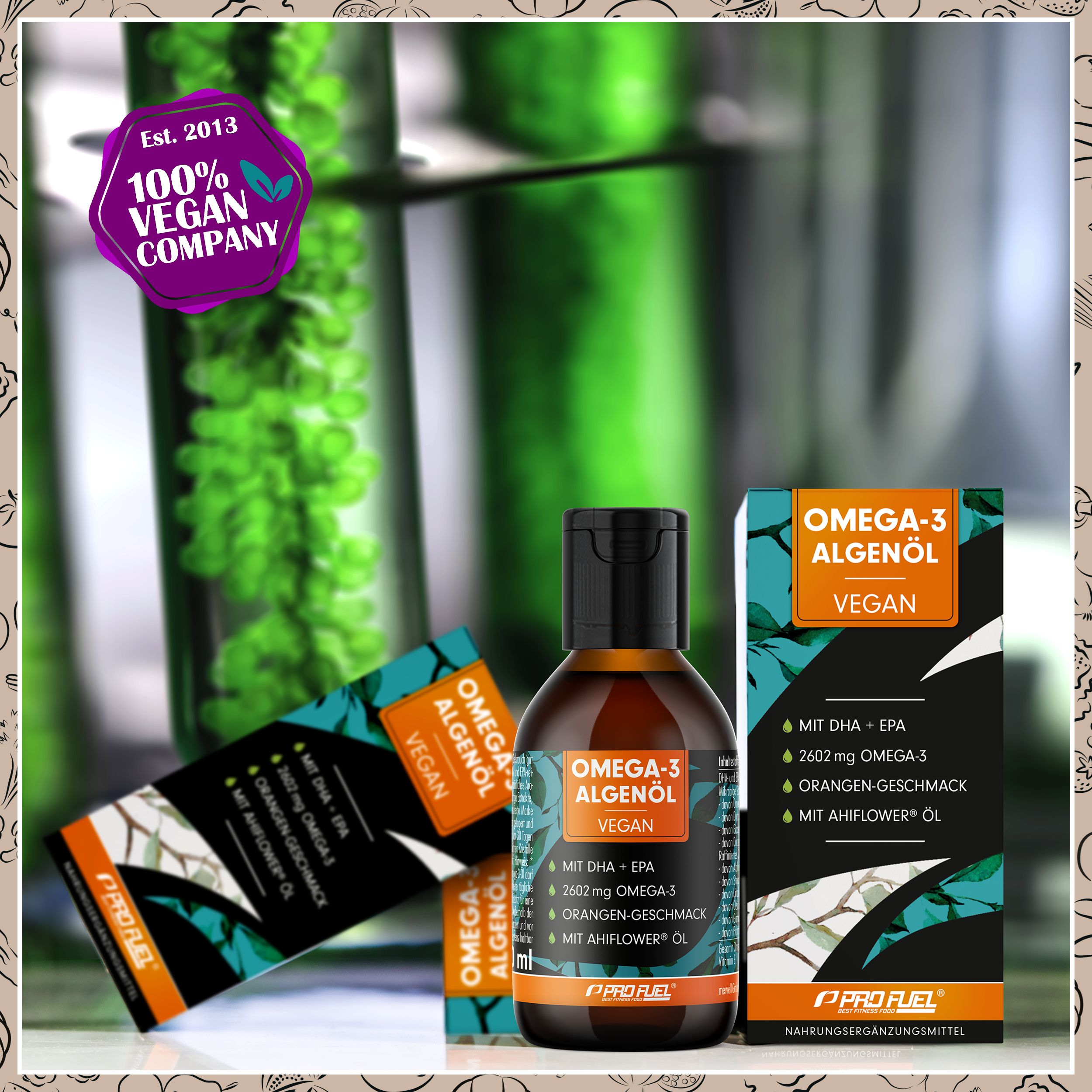 Produktflasche und Schachtel vor grünem Hintergrund. Text: Omega-3 Algenöl, vegan, mit DHA + EPA, Orangen-Geschmack, mit AhiFlower Öl.