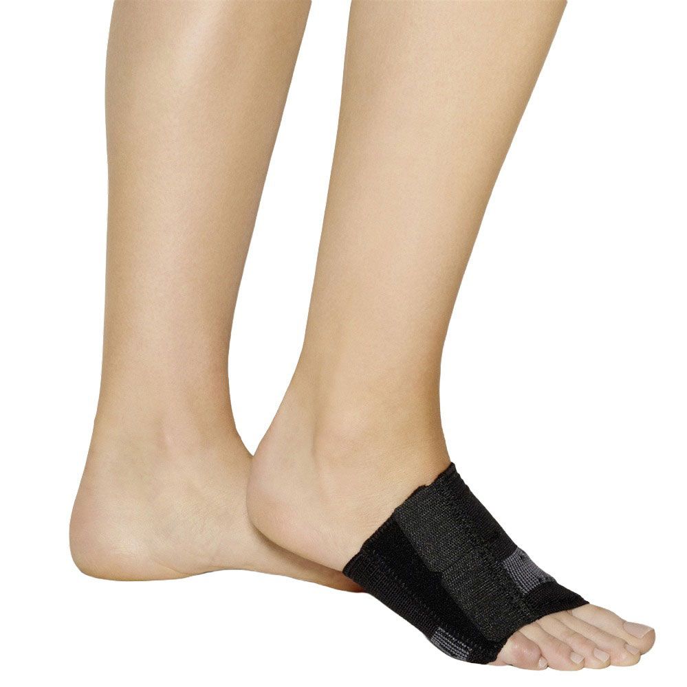 Schwarze Fersensporn-Bandage aus flexiblem Material mit grauem Muster, die um den Fußrücken und die Ferse getragen wird.