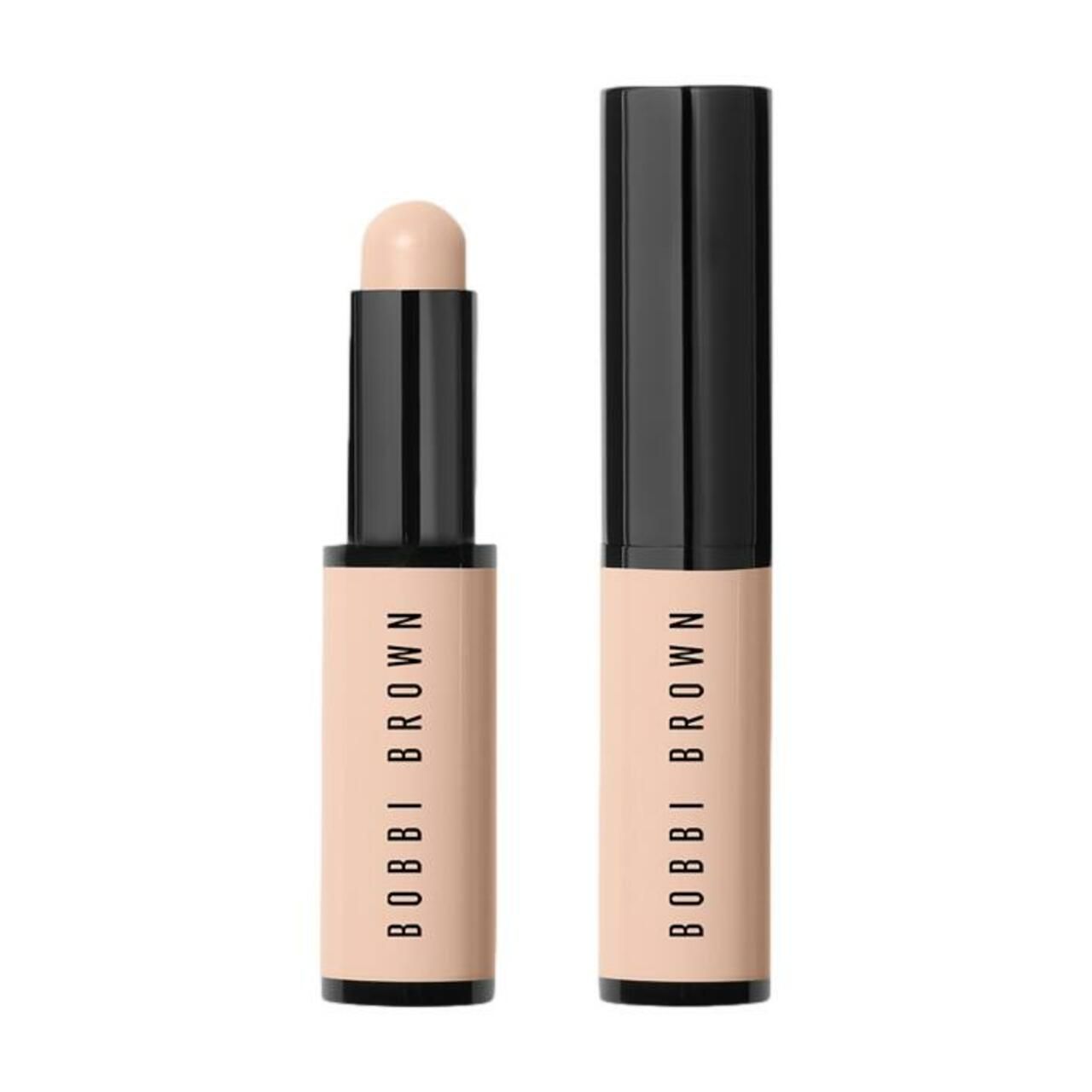 Zwei Skin Corrector Sticks. Einer ist geöffnet, der andere geschlossen. Beide haben einen schwarzen Deckel und einen beigefarbenen Stift. Aufschrift: BOBBI BROWN.
