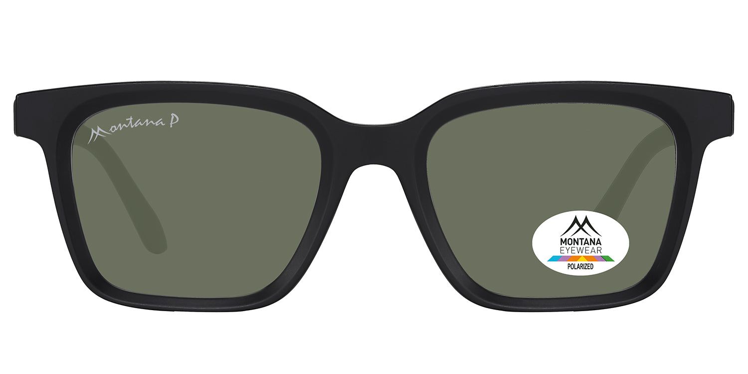 Schwarze Sonnenbrille mit rechteckigen Gläsern. Auf einem Glas befindet sich ein Aufkleber mit dem Logo von Montana Eyewear. Das Gestell ist matt.