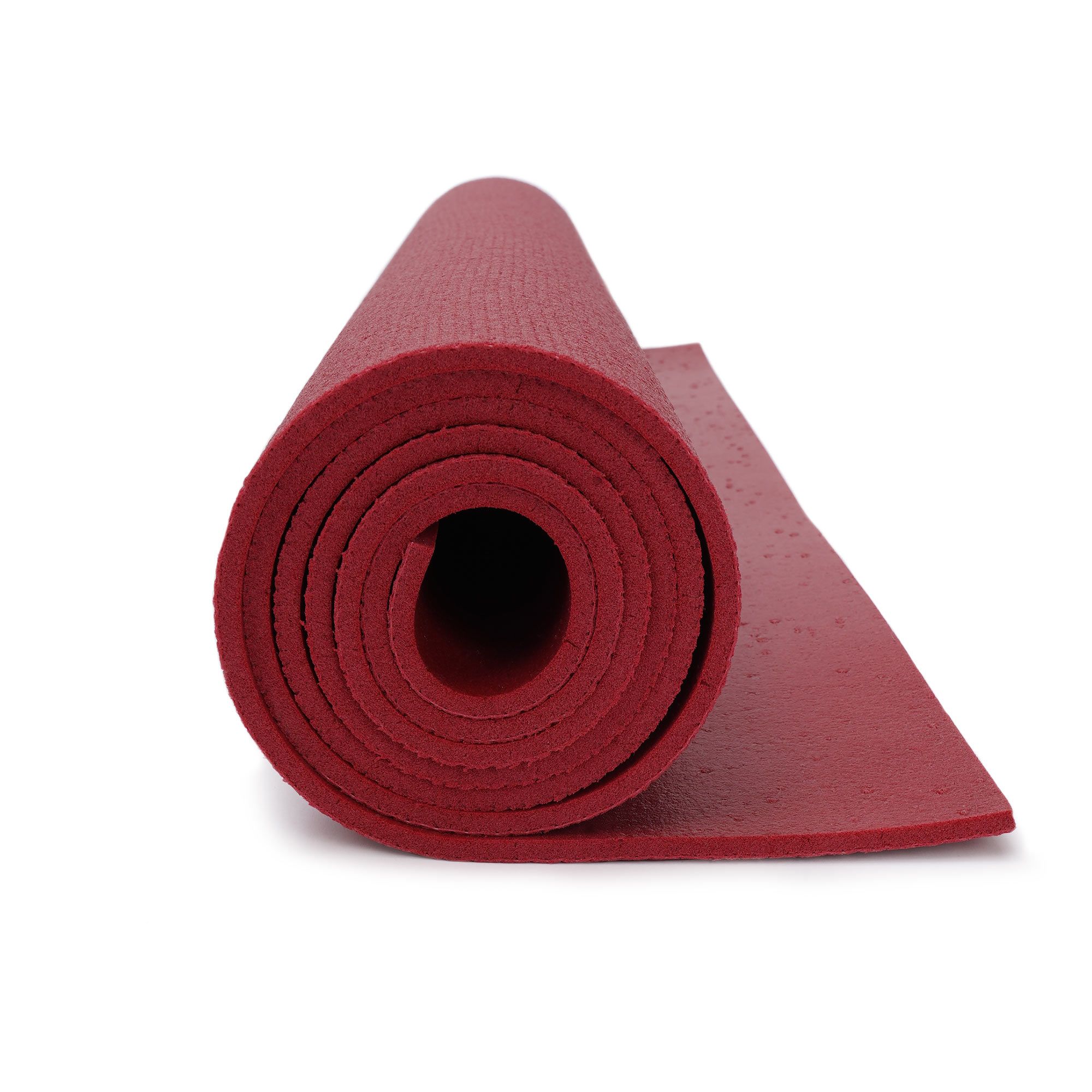 Gerollte bordeauxrote Yogamatte mit Noppenstruktur.