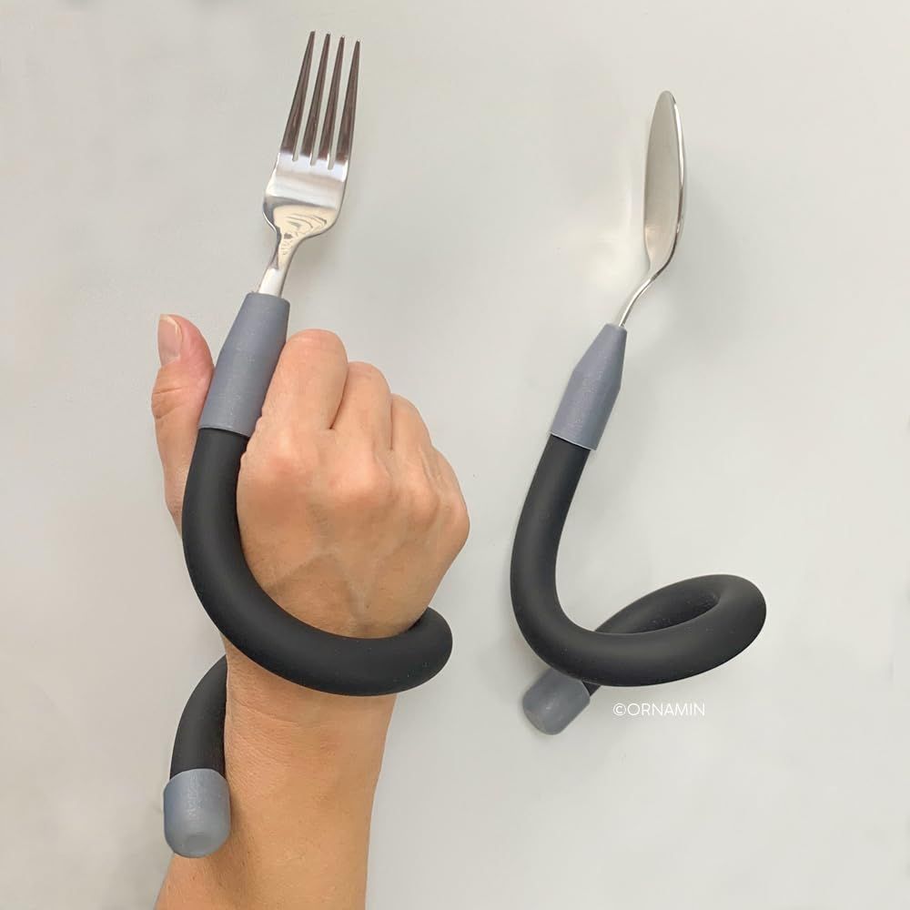 Gabel und Löffel mit biegsamen, grauen Griffen, die sich der Hand anpassen.