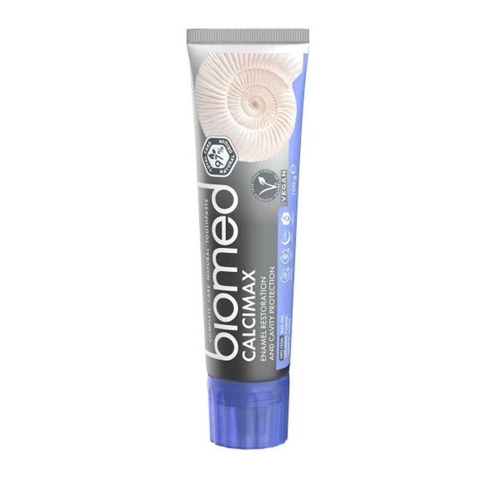 Zahnpasta-Tube. Marke: biomed Calcimax. Weiß-blaue Farbgebung. Vegan-Siegel. Text: Zahnschmelz-Wiederherstellung und Kariesschutz.
