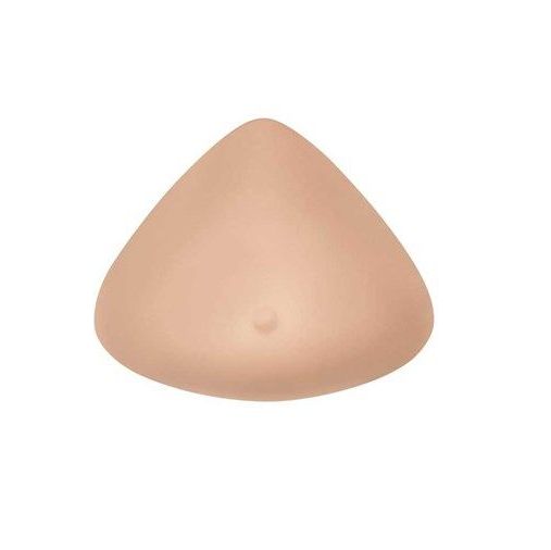 Brustprothese in mittlerer Brustform. Hautfarbenes, dreieckiges Silikon. Eine kleine Erhebung auf der Oberfläche.