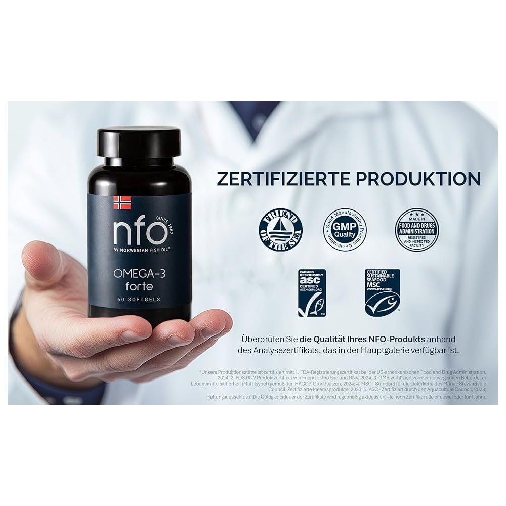Hand hält Flasche mit blauem Etikett. Aufschrift: Omega-3 Forte. Zertifizierte Produktion. Logos.