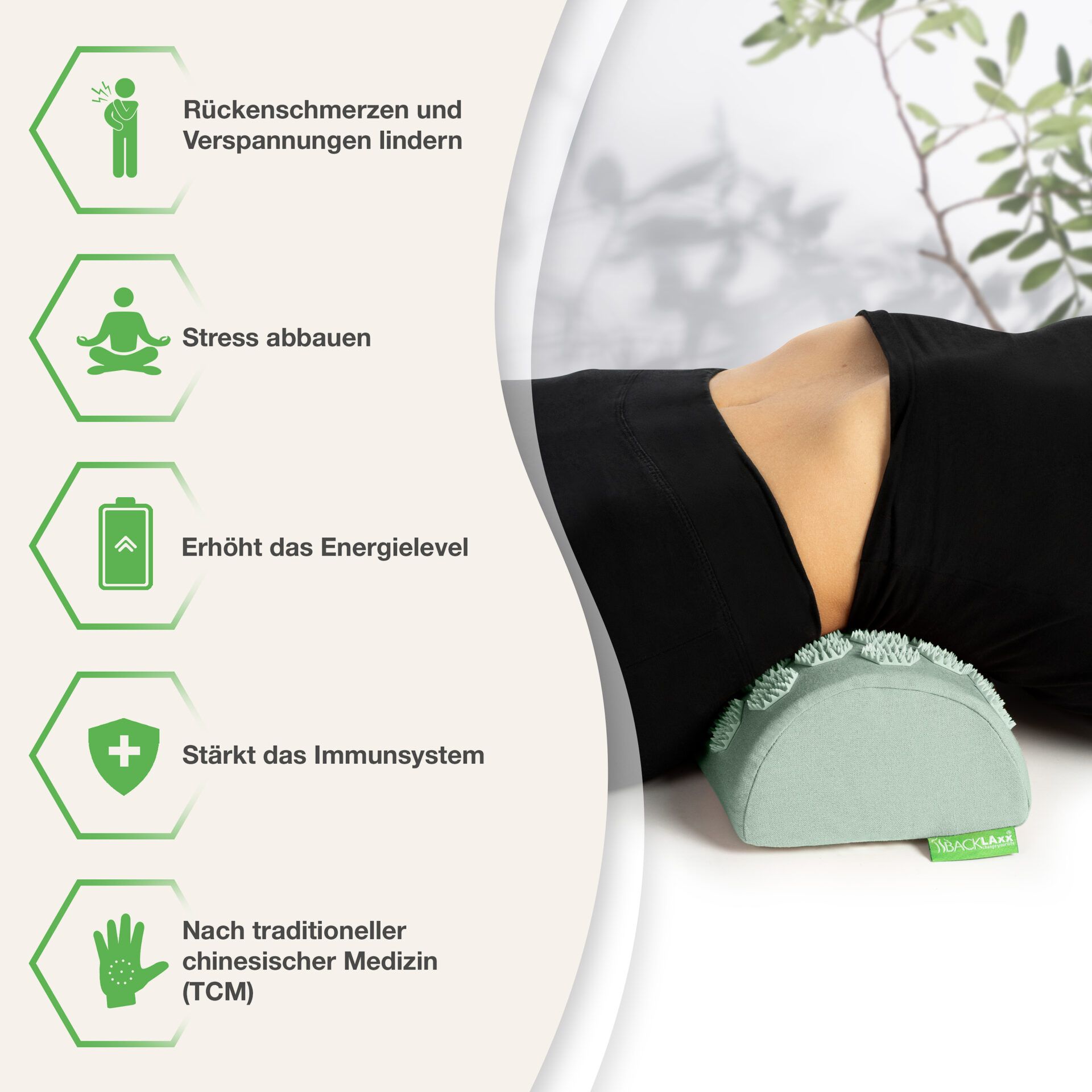 Person mit Nackenrolle. Text: Rückenschmerzen lindern, Stress abbauen, Energielevel erhöhen, Immunsystem stärken, TCM.