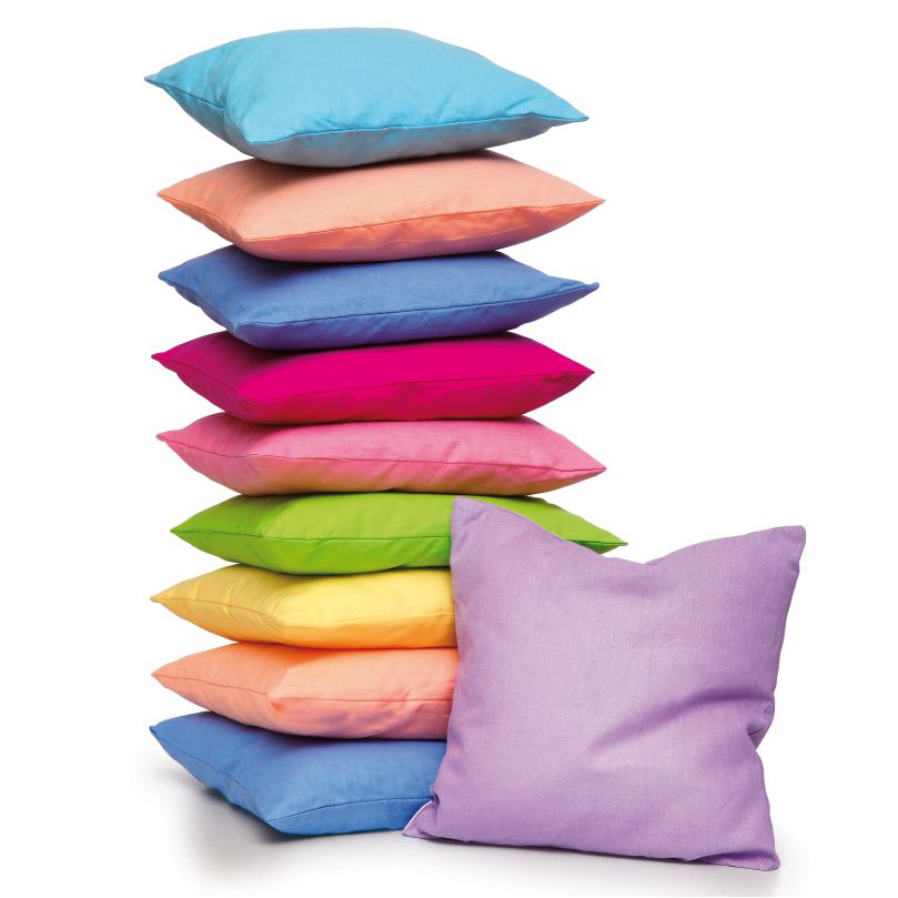 Stapel aus 10 farbigen Kissen. Farben: Blau, Rosa, Pink, Grün, Gelb, Orange, Lila. Quadratische Form, Stoffbezug.