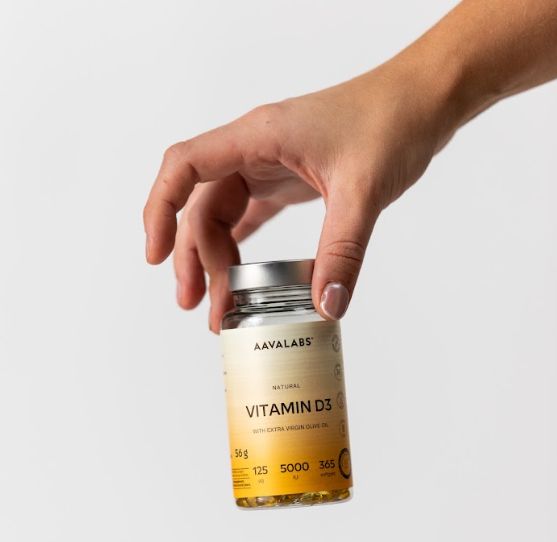 Hand hält eine Flasche Aavalabs Vitamin D3 Softgels, 5000 IE.