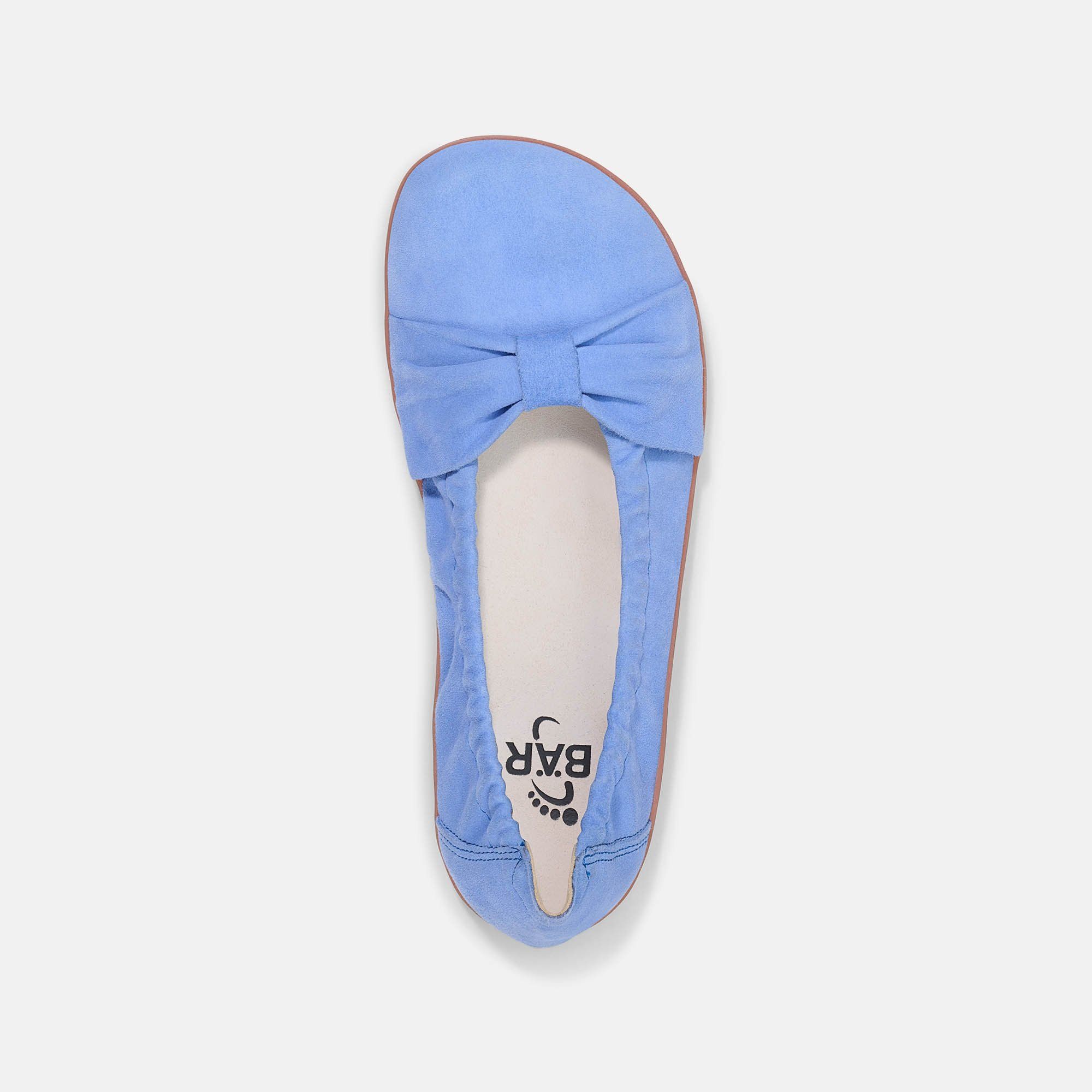 Blaue Ballerina von oben. Sichtbar: Schleife, braune Sohle, Logo.