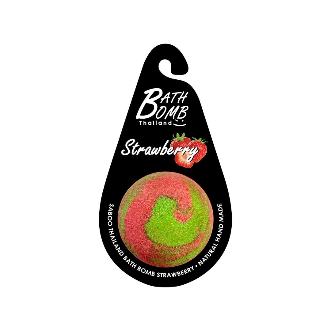Erdbeer-Badewannenbombe. Grün-rot, spiralförmig. Schwarzes Etikett mit Logo, Erdbeeren und Text. Handgemacht.
