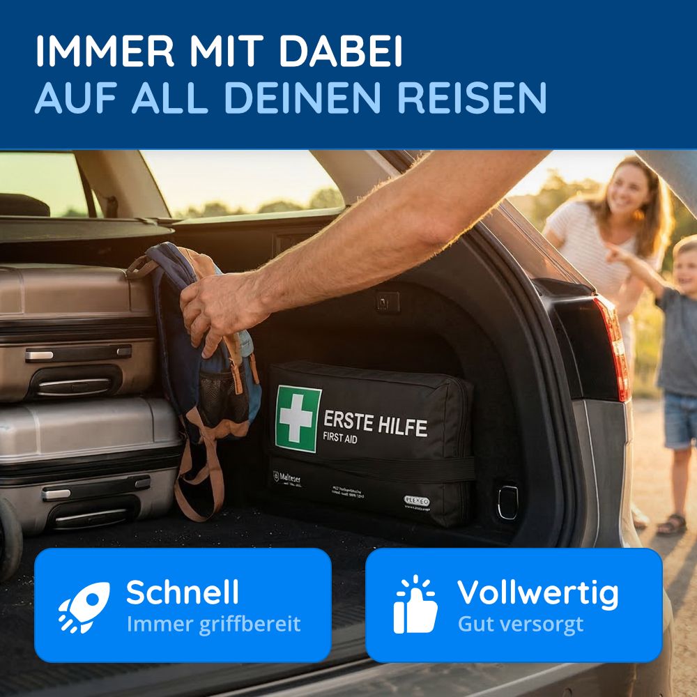 Erste-Hilfe-Tasche im Kofferraum neben Gepäck. Familie im Hintergrund.