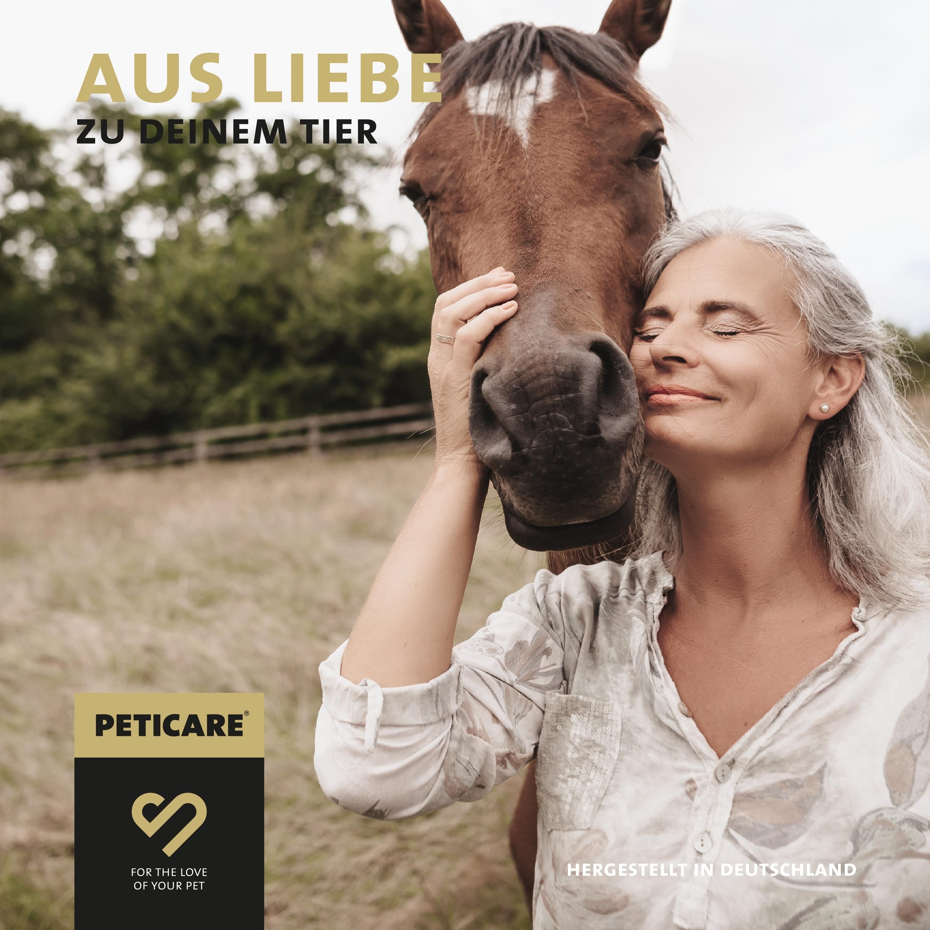 Frau umarmt Pferd. Text: Aus Liebe zu deinem Tier. Logo: Peticare. Slogan: For the love of your pet. Hergestellt in Deutschland.