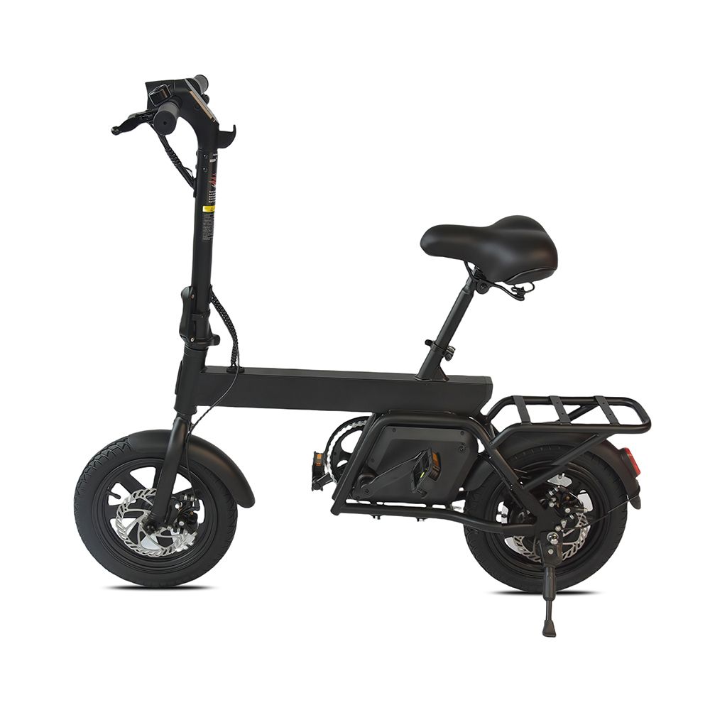 Schwarzes Elektrofahrrad mit Sattel, Gepäckträger und Schutzblechen. Seitliche Ansicht, auf weißem Hintergrund.