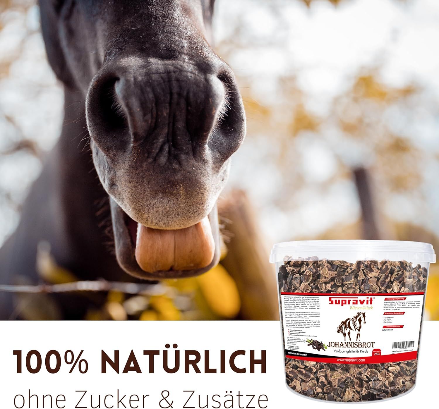 Nahaufnahme eines Pferdes mit Zunge. Daneben ein Eimer mit Johannisbrot-Schoten. Aufschrift: Supravit, Johannisbrot.