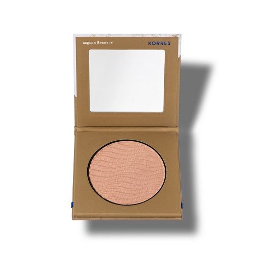 Geöffnete Kosmetikdose mit Spiegel und Bronzer. Marke KORRES. Bronzer mit geprägter Oberfläche. Quadratische Form.