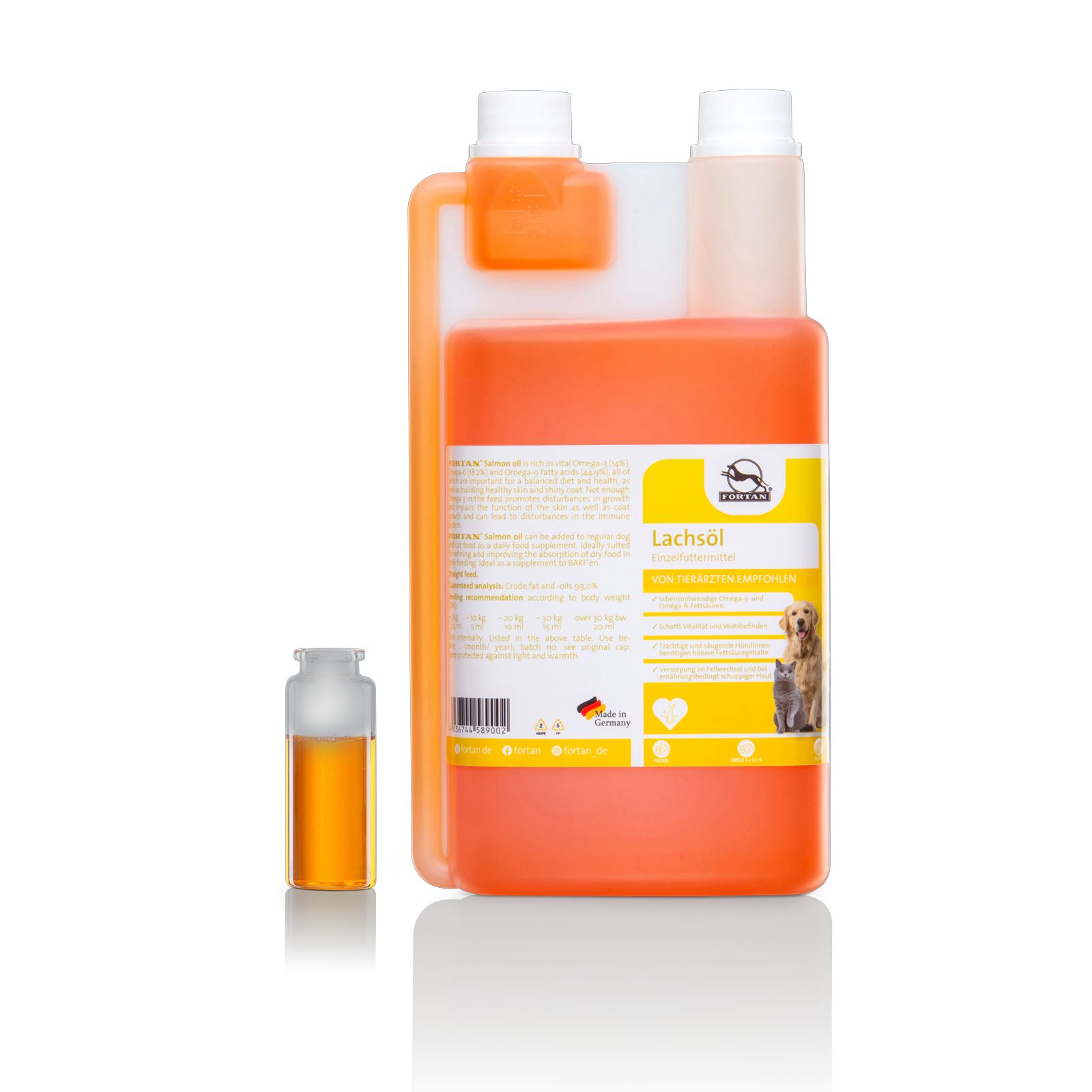 Flasche Lachsöl mit separater kleiner Flasche. Orangefarbene Flüssigkeit. Etikett mit Produktinformationen und Logo.