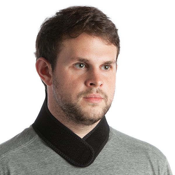 Mann trägt schwarze Nackenbandage. Der Kragen umschließt den Hals. Graues T-Shirt. Nahaufnahme, weißer Hintergrund.