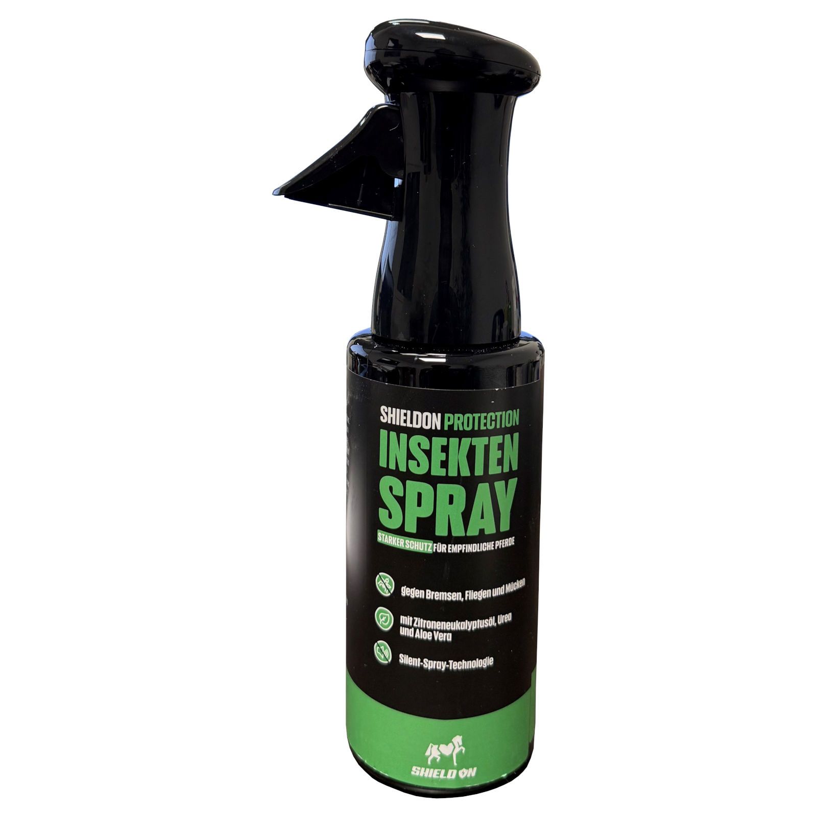 Schwarze Sprühflasche mit grünem Etikett. Beschriftung: Insektenspray. Enthält Zitrone und Aloe Vera. Marke: ShieldOn.