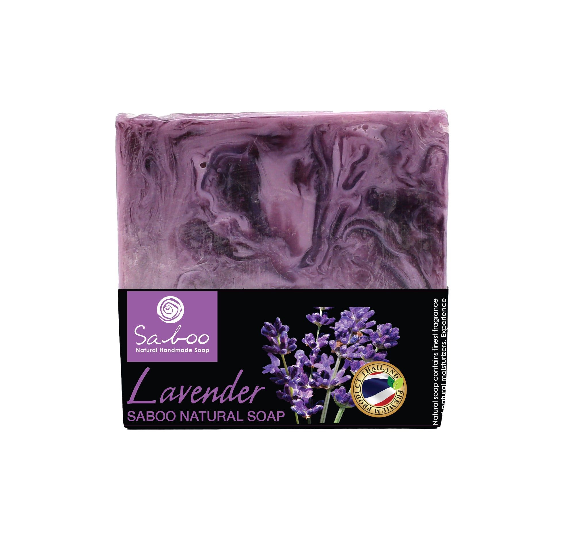 Lila Seife mit Lavendel-Etikett. Saboo Naturseife, französisches Qualitätssiegel. Schwarze Verpackung mit Produktnamen und Lavendel-Illustration.