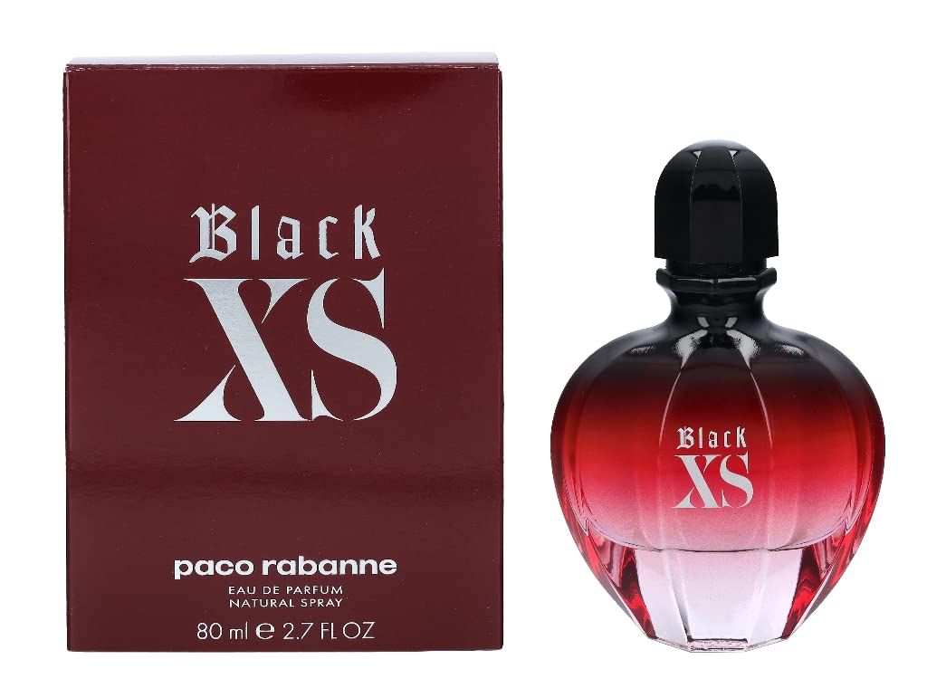 Dunkelrote Schachtel und Flakon. Auf der Schachtel steht "Black XS" in Silber. Der Flakon ist rot-schwarz mit schwarzem Verschluss.