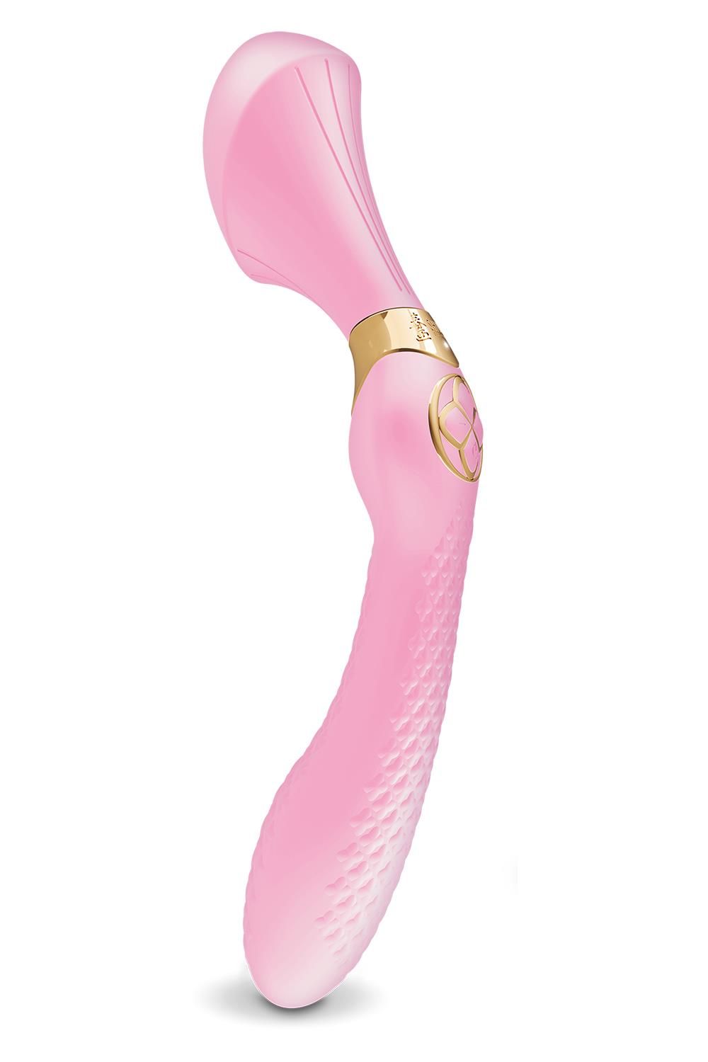 Rosa Stimulator. Ergonomisches Design. Goldfarbene Akzente. Geformter Kopf und geriffelter Schaft. Auf weißem Hintergrund.