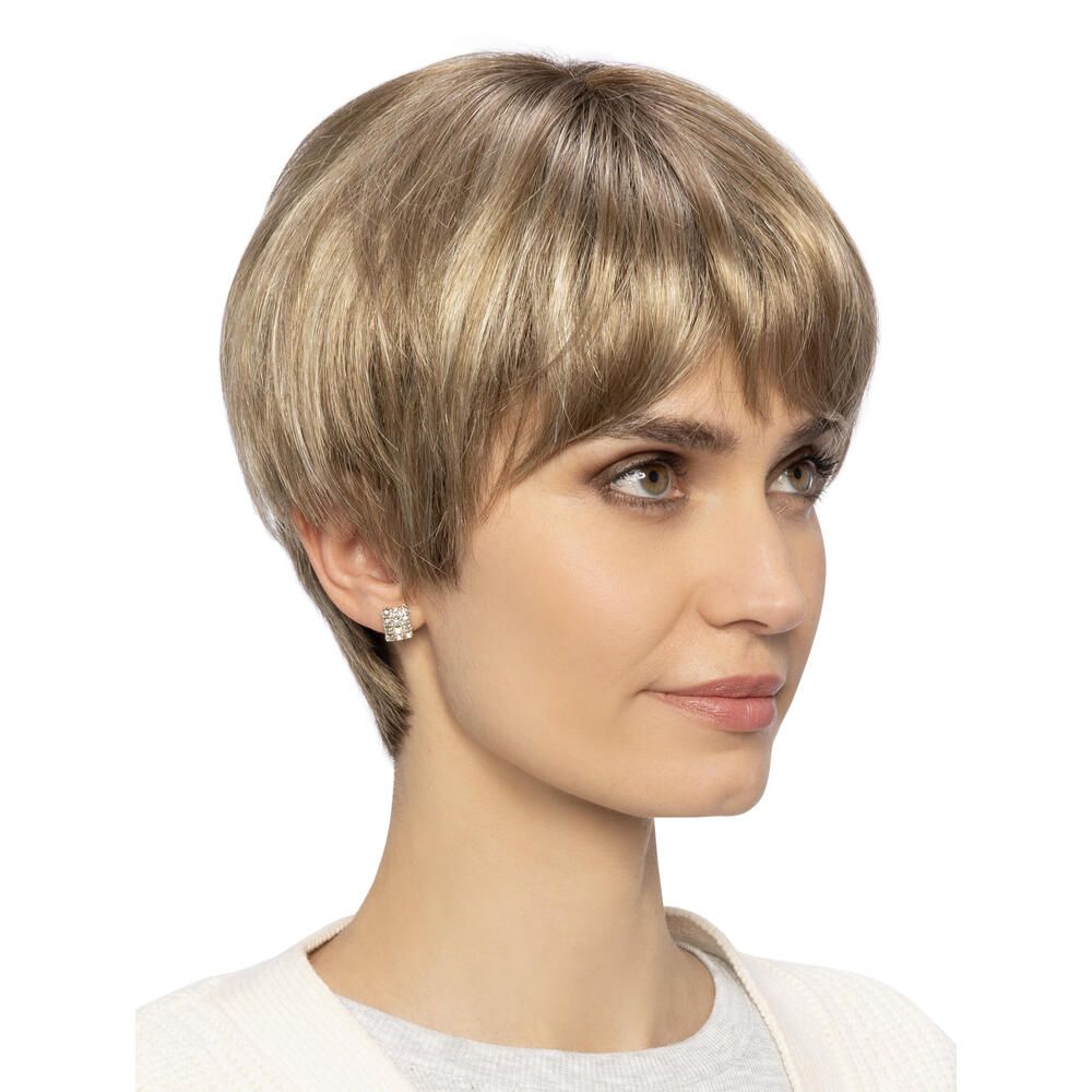 Kurzhaarperücke in Blondtönen. Nahaufnahme einer Frau, die die Perücke trägt. Sie hat einen Pony und einen geraden Schnitt.