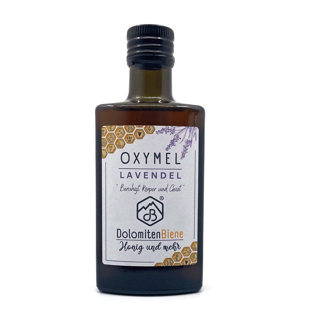 Braune Glasflasche mit Etikett. Aufschrift: Oxymel Lavendel, DolomitenBiene, Honig und mehr.