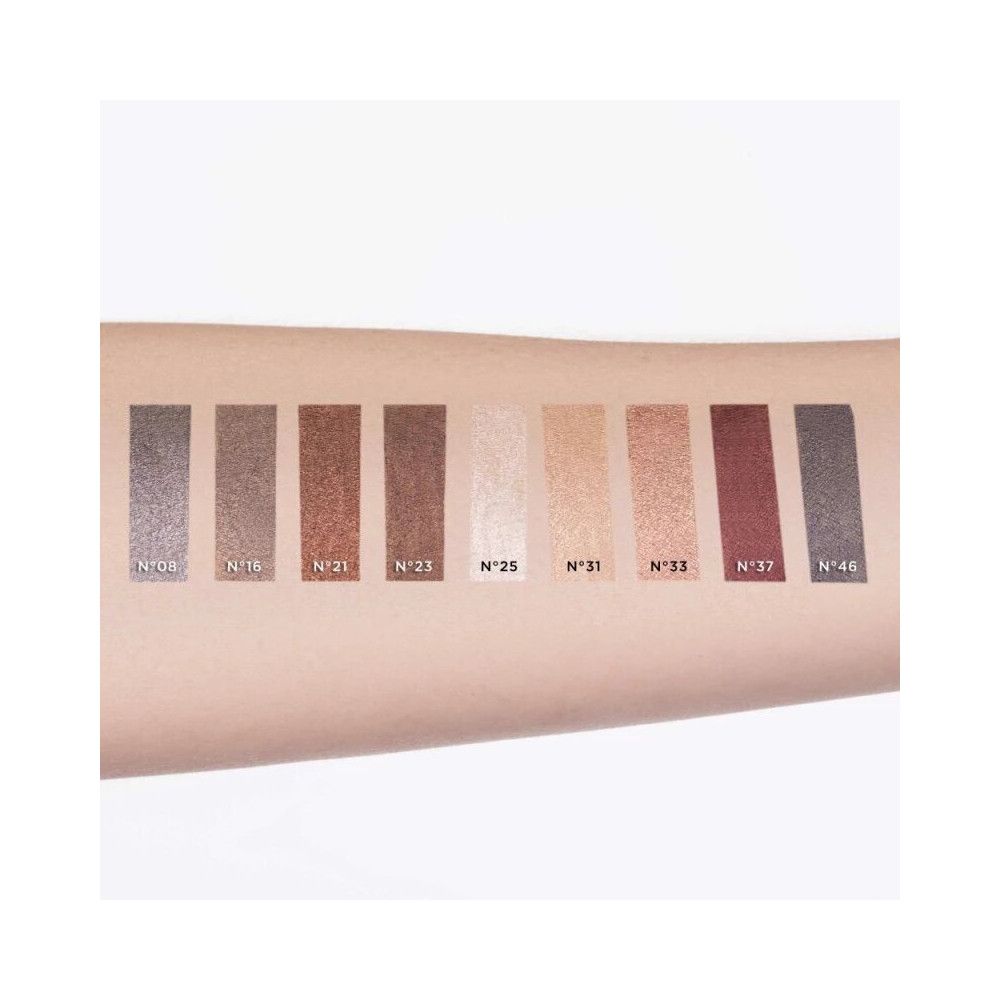Arm mit 9 Lidschattenfarben. Farbnummern: 08, 15, 21, 23, 25, 31, 33, 37, 44.